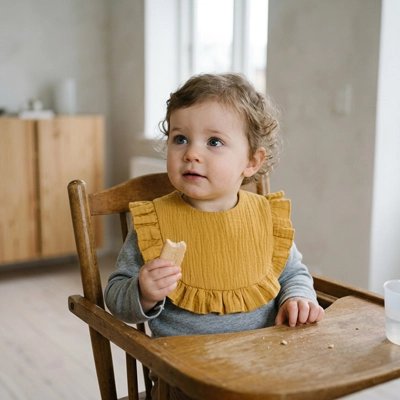 Bavoir bébé jaune enfant qui mange
