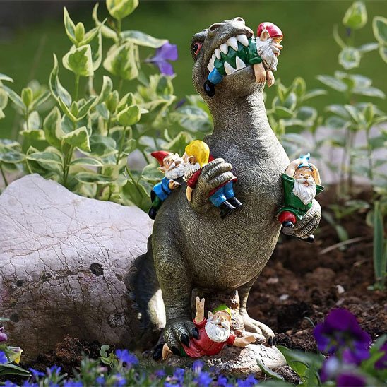 Nain de jardin dans un jardin